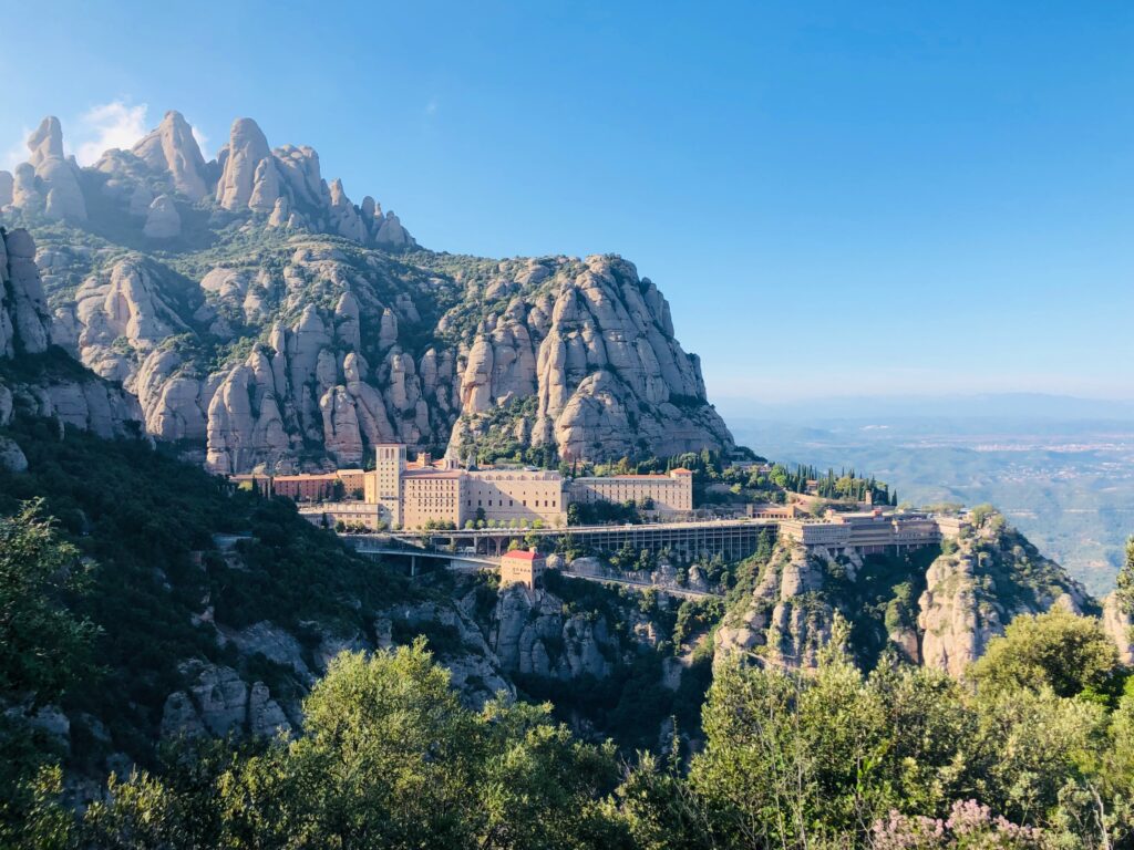 Fotografia de la muntany ade Montserrat, amb el monestir al fons